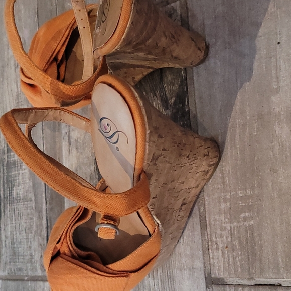 Shoes - Picture 3 of 4